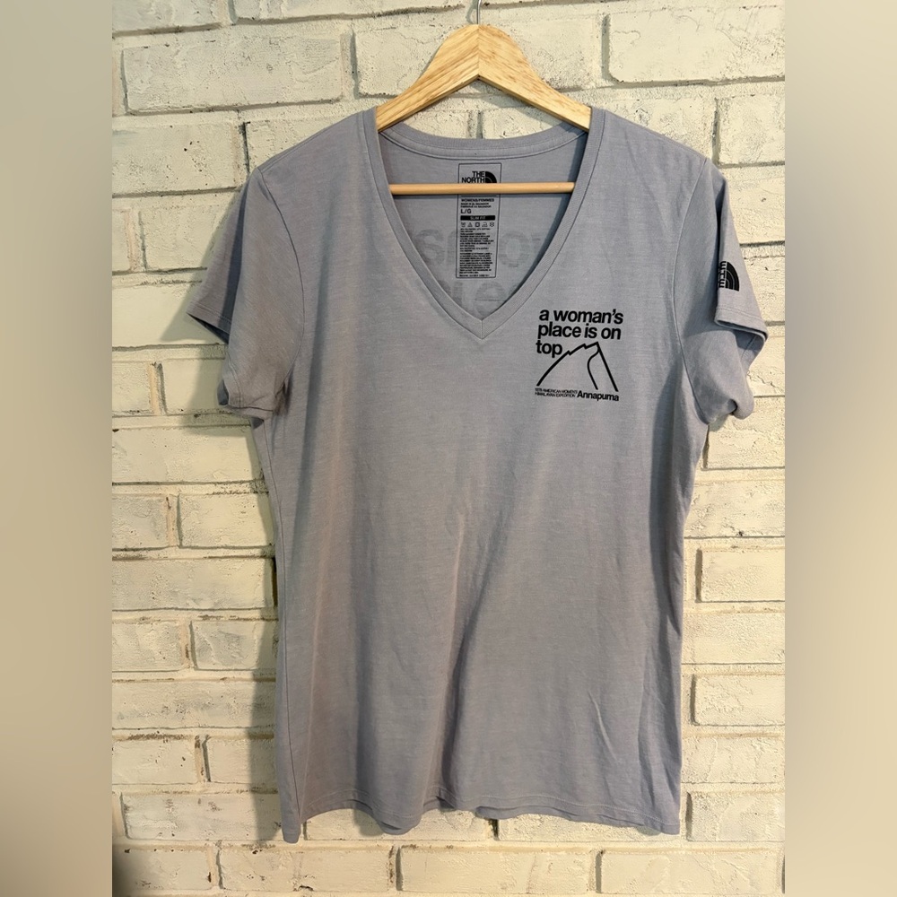 The North Face Women's Light Gray V-Neck Tee like new